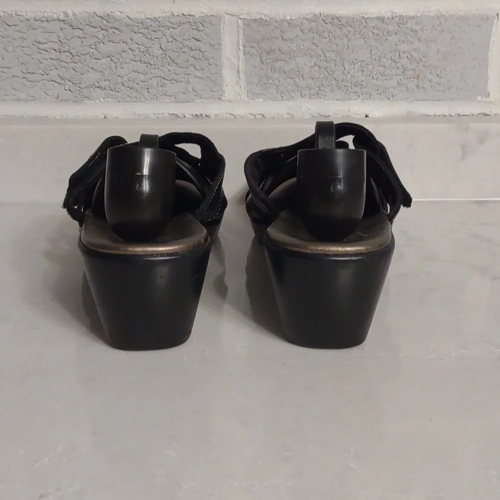 Clark's Bendables Women's Black Leather Laser Cutout Slip On Sandals Size 9.5